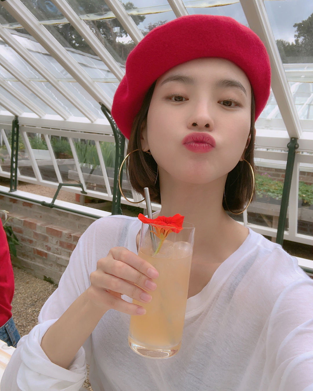 '나보다 인기 스타…돈 더 잘 번다
