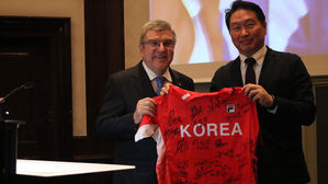 최태원 핸드볼협회장, 바흐 IOC 위원장에 단일팀 유니폼 선물 (사진=대한핸드볼협회 제공/연합뉴스)