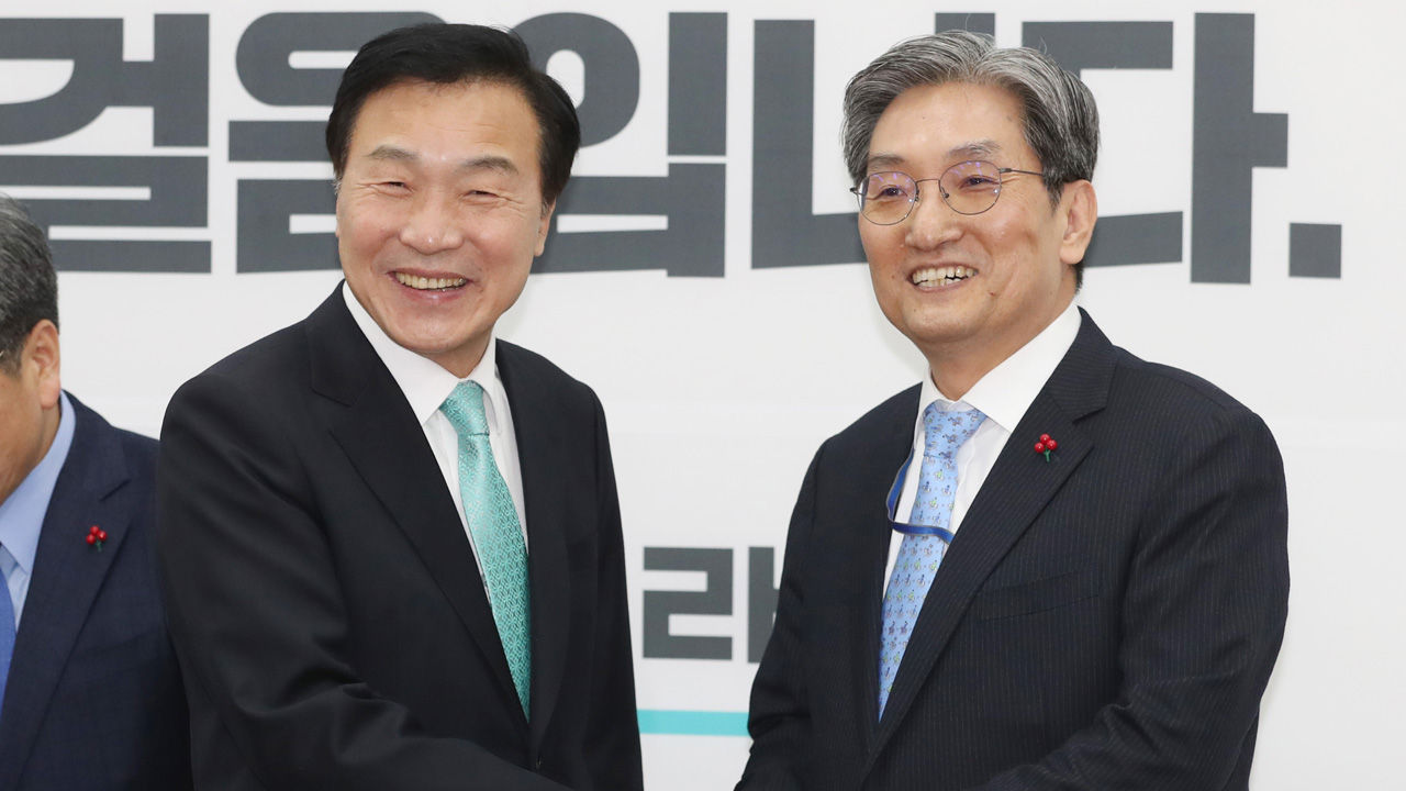 기사 대표 이미지:손학규 "문 대통령, 밥 먹자는 말도 안 해", 노영민 "그럴리가…"