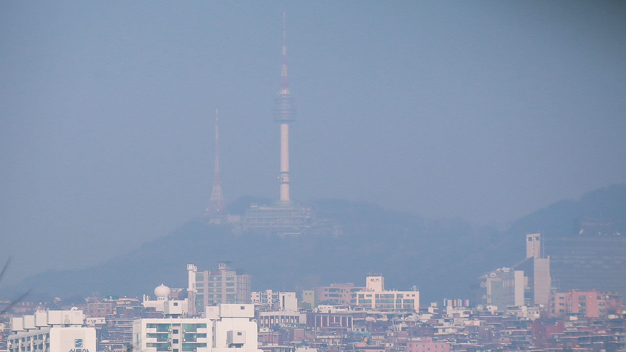 2019년 새해 첫 미세먼지 비상저감조치가 시행된 13일 오전 서울 올림픽대로에서 바라본 남산N서울타워가 흐릿하게 보이고 있다.