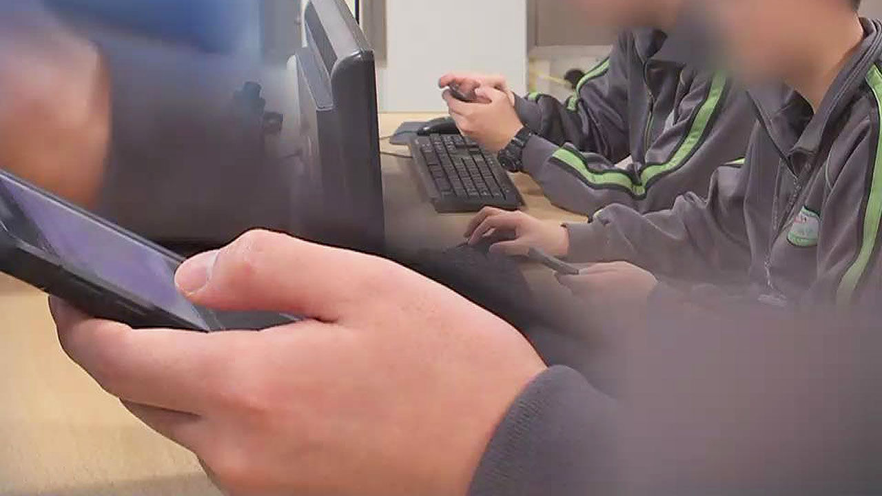 기사 대표 이미지:최전방 GOP 부대 병사도 일과 후 휴대전화 사용한다