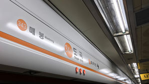 서울 지하철 3호선 도곡역에서 열차 문 고장&hellip;운행 일시 지연