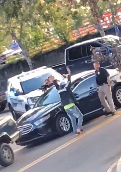 부모가 경찰에 체포되자 2살 딸이 보인 가슴 아픈 반응