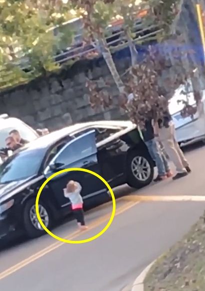부모가 경찰에 체포되자 2살 딸이 보인 가슴 아픈 반응