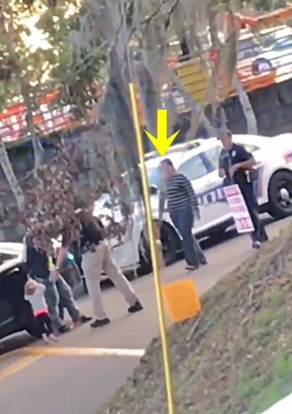 부모가 경찰에 체포되자 2살 딸이 보인 가슴 아픈 반응