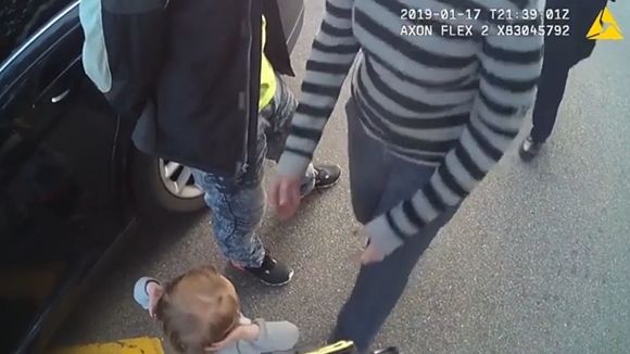 부모가 경찰에 체포되자 2살 딸이 보인 가슴 아픈 반응