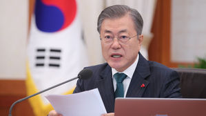 문 대통령 "장&middot;차관 세종 근무, 한 달에 나흘뿐&hellip;더 노력해야"