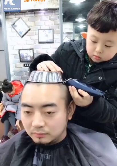 6살배기 미용사의 현란한 커트 실력