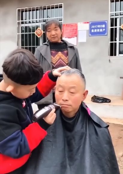 6살배기 미용사의 현란한 커트 실력
