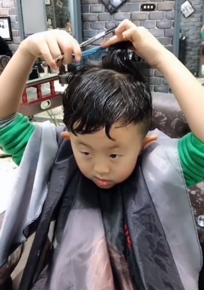 6살배기 미용사의 현란한 커트 실력