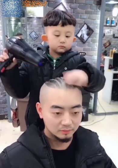6살배기 미용사의 현란한 커트 실력