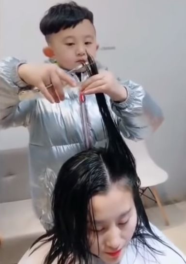 6살배기 미용사의 현란한 커트 실력