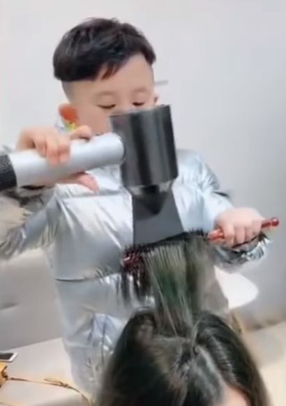 6살배기 미용사의 현란한 커트 실력