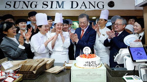 대전에서 생일 케이크 받은 문 대통령 (사진=연합뉴스)