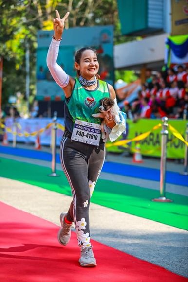 경기 중에 길 잃은 강아지 주운 마라토너, 품에 안고 완주