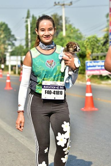 경기 중에 길 잃은 강아지 주운 마라토너, 품에 안고 완주