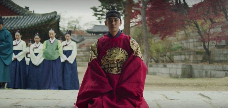 '저 모자는 뭐지?