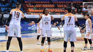 여자농구 KB, 신한은행에 싱거운 승리…선두 수성
