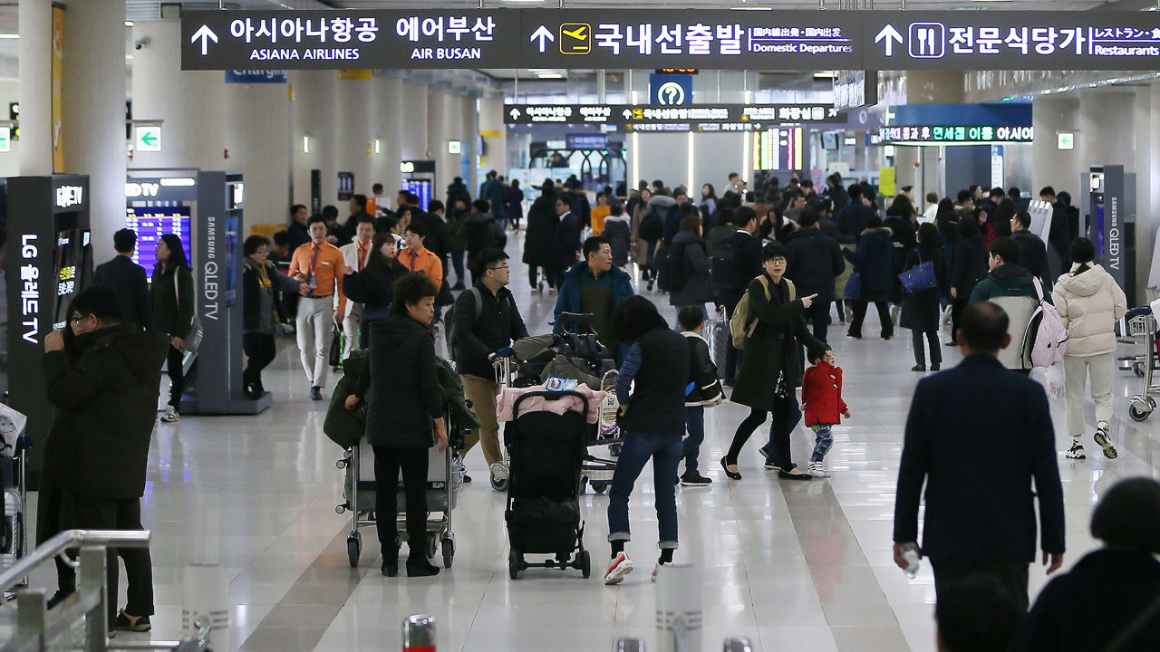 제주공항 국내선 출발 대합실도 귀경객과 배웅 나온 가족, 관광객들로 종일 붐비고 있다.