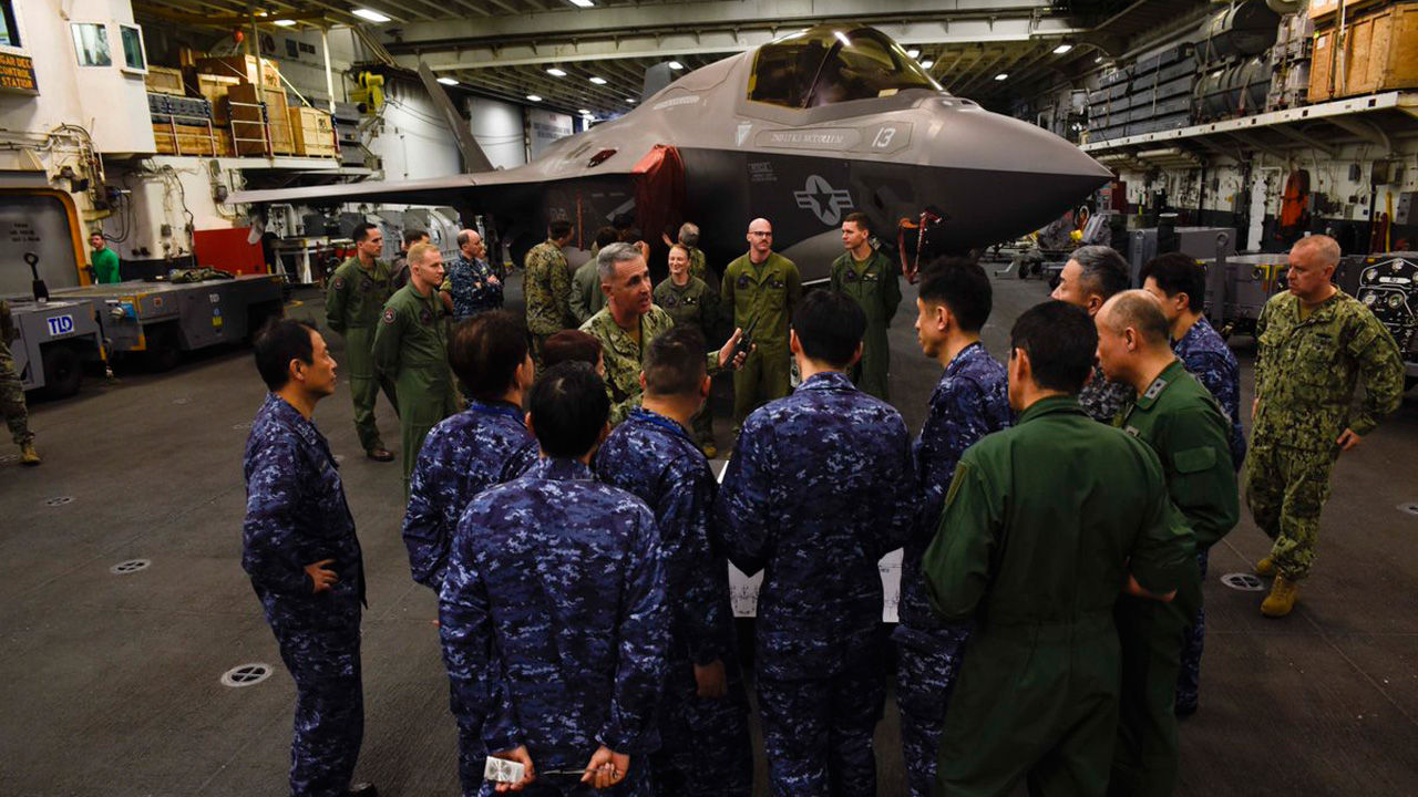 지난 5일 미 상륙강습함에서 F-35B 운용 노하우를 듣는 일본 자위대원들