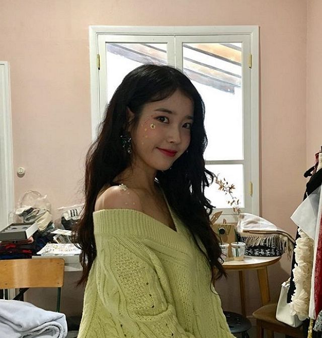 고3 팬 약속 지키기 위해 김제여고 졸업식 참석한 아이유