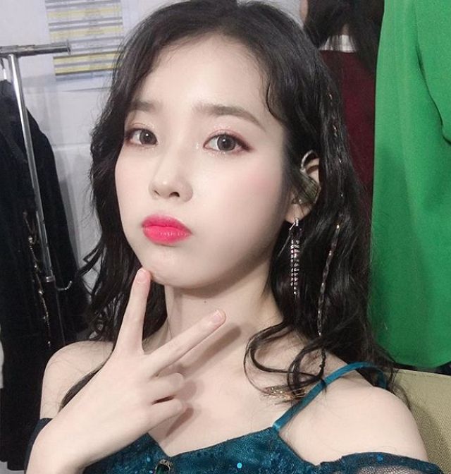 고3 팬 약속 지키기 위해 김제여고 졸업식 참석한 아이유