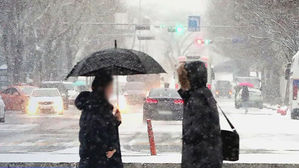 서울&middot;강원 눈 10cm↑, 대설주의보&hellip;제주&middot;남해 강풍 비