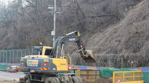 부산지하철 공사장 주변 산비탈 무너져 (사진=연합뉴스)
