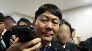 선고 후 법정 나서는 타이어뱅크 김정규 회장 (사진=연합뉴스)