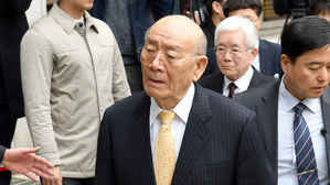 광주법원 들어서는 전두환 (사진=연합뉴스)