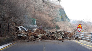 지난해 지리산 노고단 도로 낙석사고 현장 (사진=전남 구례군 제공, 연합뉴스)