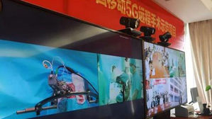 5G 기술 이용한 원격 뇌수술 설명 장면 (사진=싼야일보 캡처)