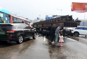 김포서 트레일러 빗길에 미끄러져 차량 7대 추돌 (사진=연합뉴스, 제보자 송철호 촬영 제공)