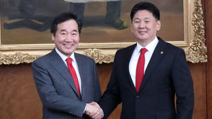 몽골 총리와 악수하는 이낙연 총리 (사진=연합뉴스)
