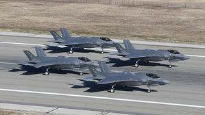 "실종 日 F-35A 전투기 기체 일부 발견…추락 가능성 커"