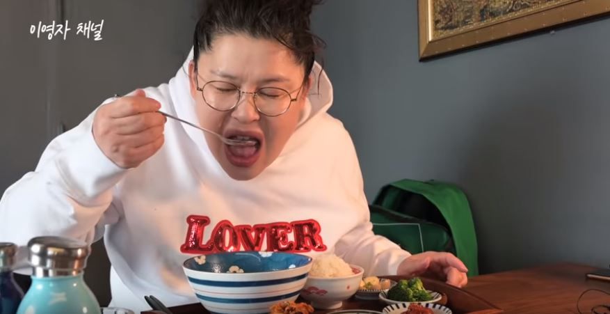 유튜버 데뷔한 이영자, 드디어 첫 영상 공개…넋 놓고 보게 만드는 먹방 '눈길'