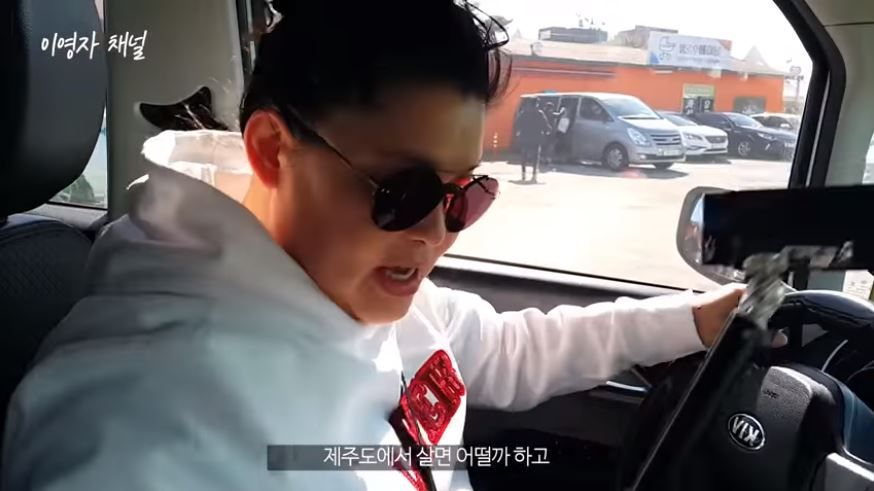 유튜버 데뷔한 이영자, 드디어 첫 영상 공개…넋 놓고 보게 만드는 먹방 '눈길'
