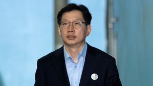 호송차로 향하는 김경수 (사진=연합뉴스)