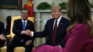 한미정상회담에서 악수하는 문재인 대통령과 트럼프 대통령 (사진=게티이미지코리아)