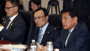 한전사옥에서 인사말 경청하는 이해찬 민주당 대표 (사진=연합뉴스)