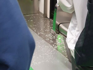 서울 2호선 구의역 가던 열차 창문 깨져&hellip;14분 동안 운행 중단