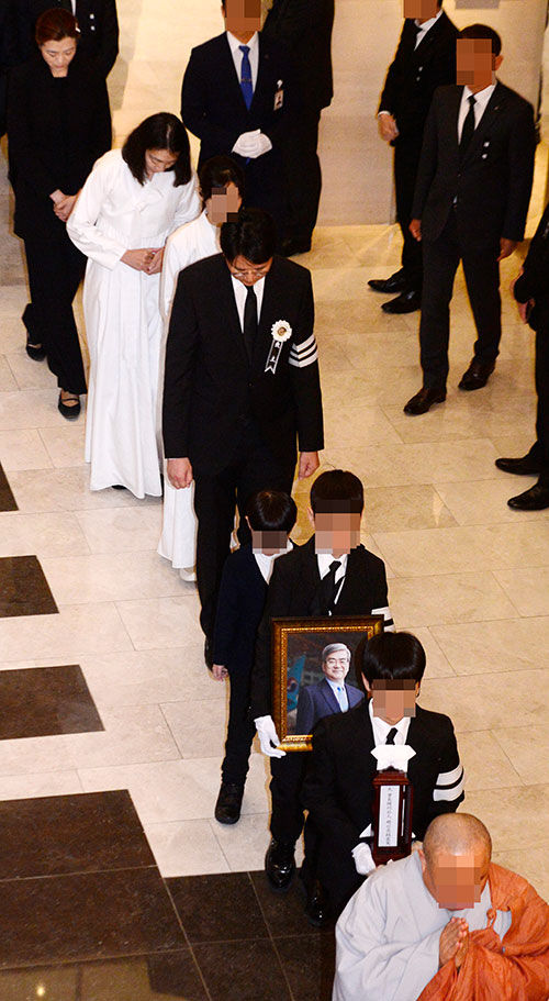 고 조양호 한진그룹 회장의 발인식이 엄수된 신촌세브란스 병원 장례식장에서 장남 조원태 대한항공 사장을 비롯한 유가족이 영결식장으로 이동하고 있다.