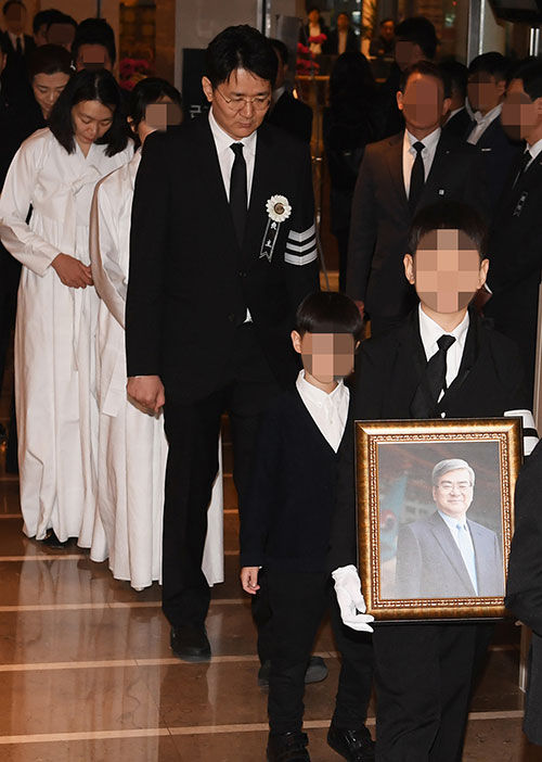 조원태 대한항공 사장, 조현아 전 대한항공 부사장, 조현민 전 전무 등이 16일 서울 서대문구 신촌세브란스 장례식장에서 고 조양호 한진그룹 회장의 영결식에 참석하고 있다.