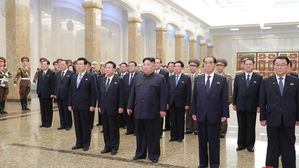 김정은, 김일성 주석 107회 생일에 금수산태양궁전 참배 (사진=조선중앙통신, 연합뉴스)
