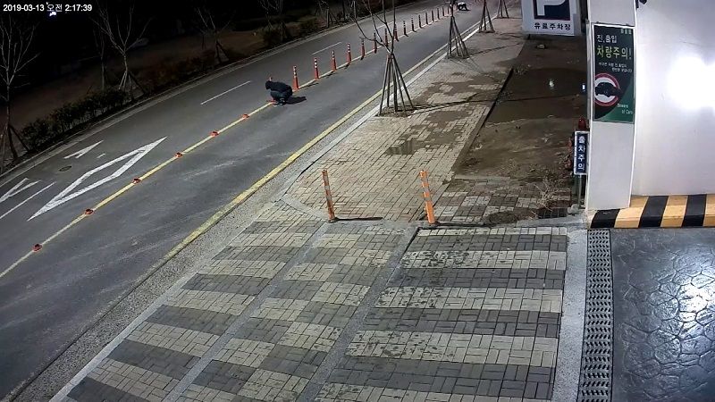 '차선규제봉' 수십 개 톱으로 제거한 상인 (사진=부산강서경찰서 제공)