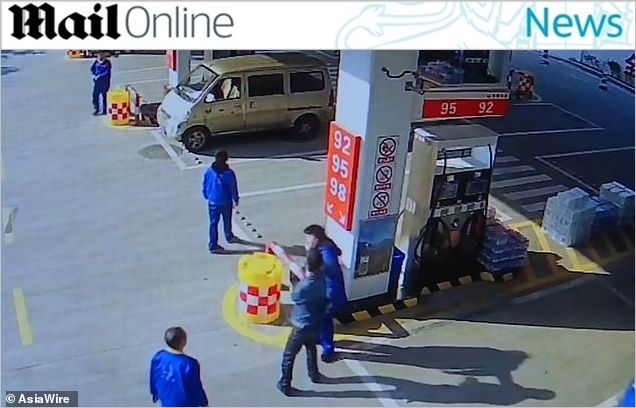 주유소서 담배 피우는 '무개념' 운전자에 분노한 직원…소화기 발사해 '응징'
