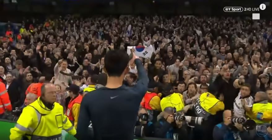 '토트넘 챔스 4강행' 역사 쓴 손흥민, 경기 후 태극기 든 팬에 유니폼 건네는 모습 '포착'