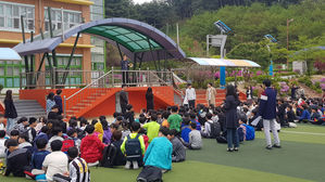 동해 지진에 학교 밖으로 대피한 학생들 (사진=강릉 경포초등학교 제공, 연합뉴스)