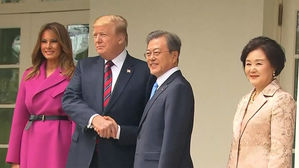 [아단] CNN "文대통령, 김정은에 전달할 트럼프 메시지 갖고 있어"