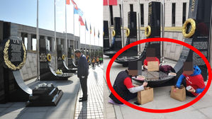 유엔 참전국 기념비 밥상 삼아 밥먹은 행사 참가자들